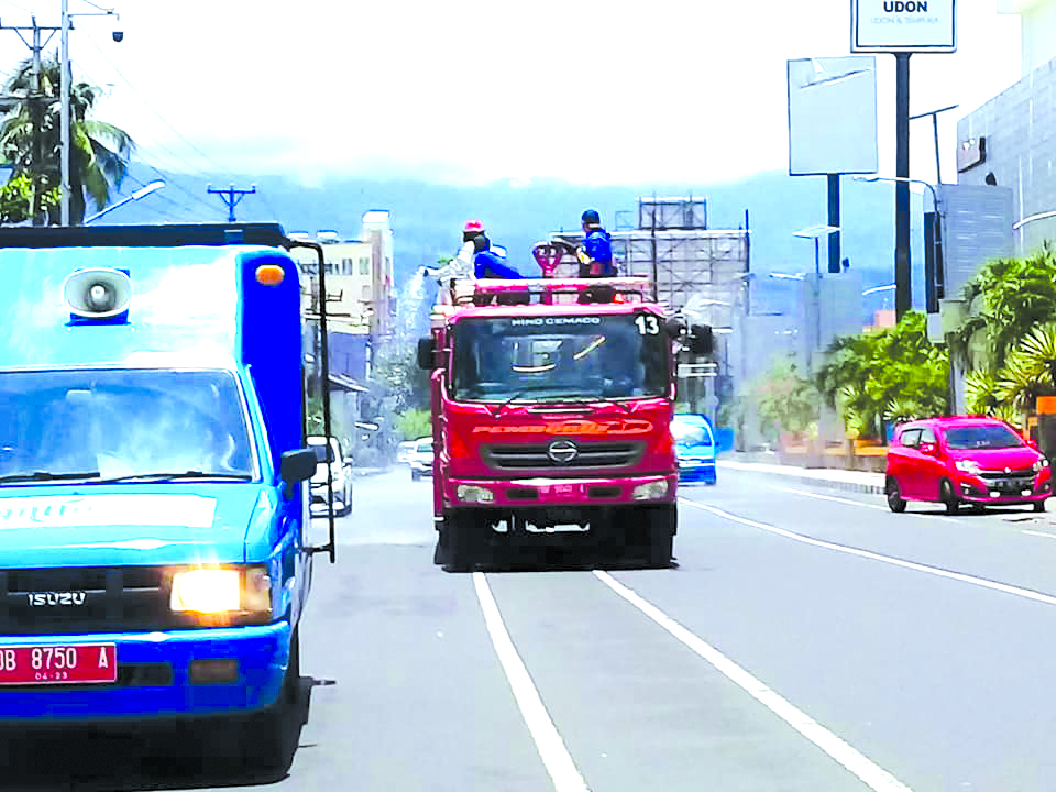 Tangkal Wabah COVID-19, Pusat Kota Manado ‘Hujan’ Disinfektan